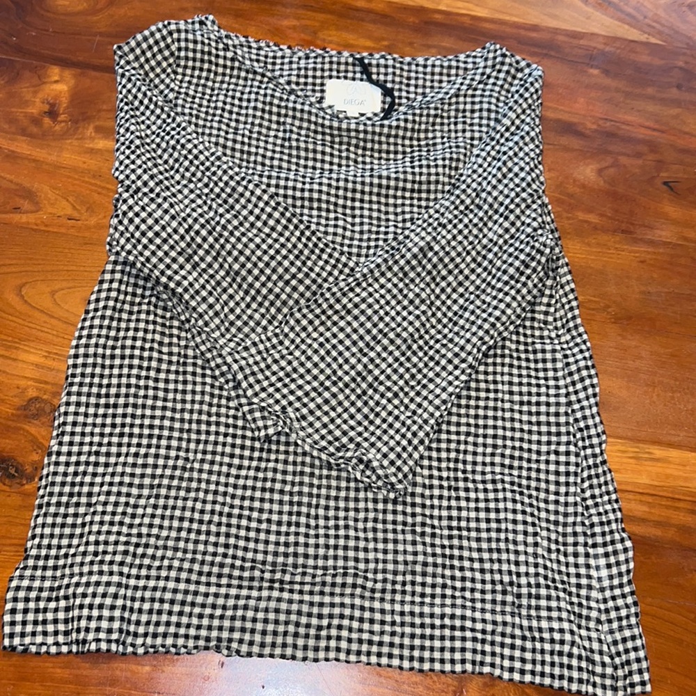 Diega 3/4 sleeve  blouse, round neck.